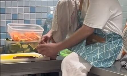 VIDEO: Cocinera desata críticas en TikTok por hábito en restaurante