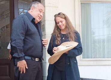 Benito Castro "recibe" de Enrique Gou el añorado sombrero de "Palillo"