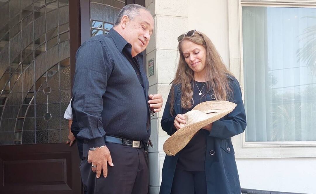 Alejandro Gou entrega sombrero de "Palillo" a la viuda de Benito Castro. Foto: Sughey Baños.