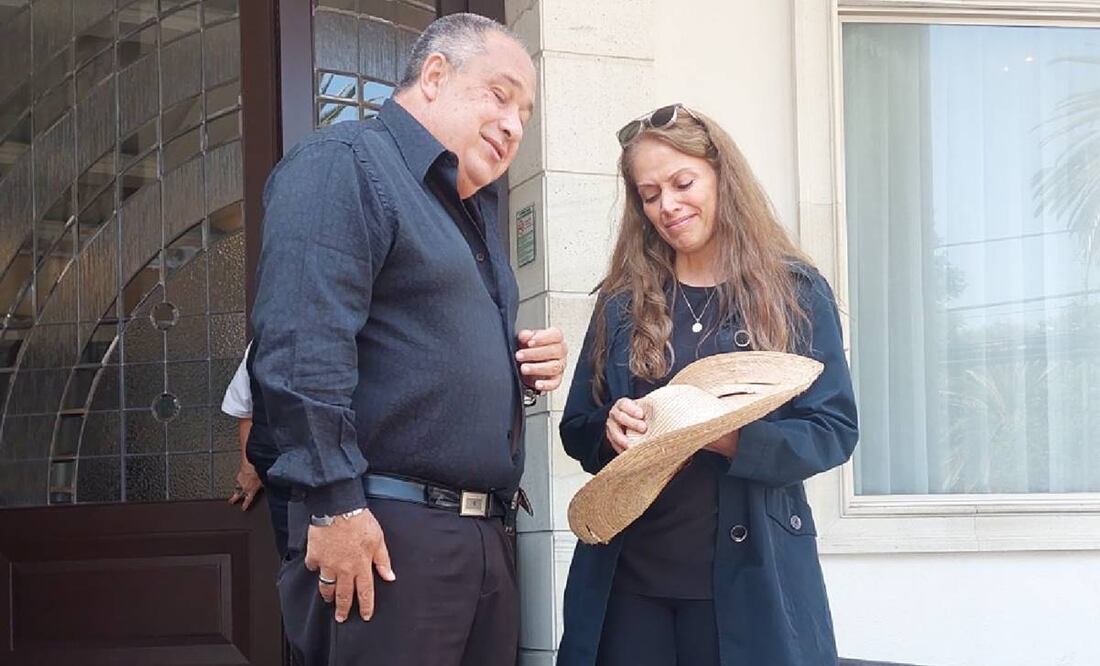 Alejandro Gou entrega sombrero de "Palillo" a la viuda de Benito Castro. Foto: Sughey Baños.