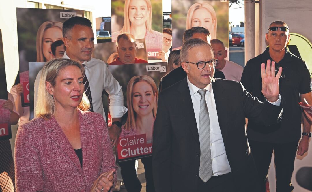 El premier australiano, Anthony Albanese (der.), la candidata laborista por Sturt, Claire Clutter- ham (izq.), y el premier de Australia del Sur, Peter Malinauskas (atrás a la izq.), en Adelaide. Foto: de LUKAS COCH. EFE