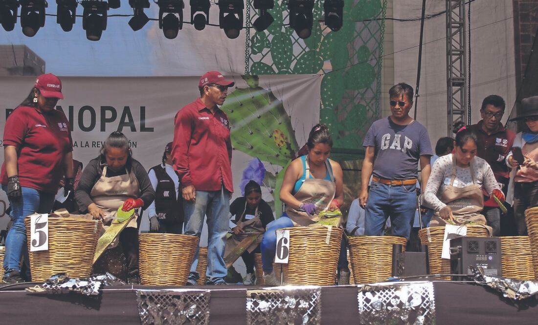 En el marco de la feria, realizaron el Concurso de Desespinado de Nopal. Foto: de Fernanda Zamora.El Universal