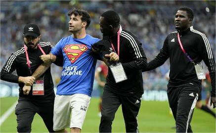 Hasta 6 meses de cárcel, a aficionado que invadió cancha con bandera LGBT