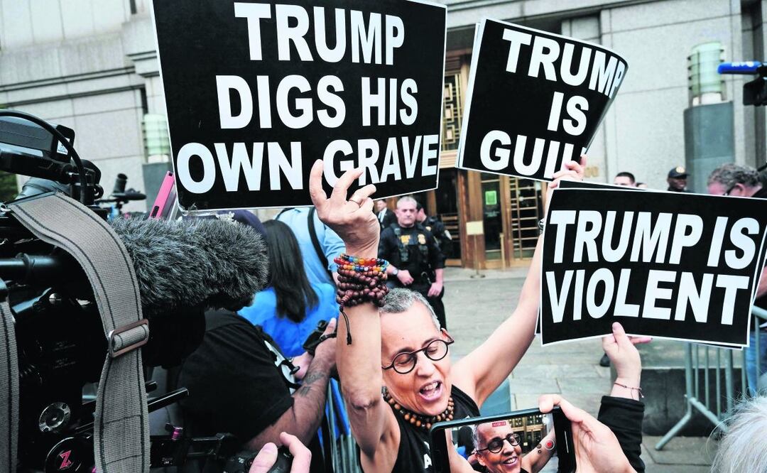Una manifestante, momentos antes de que la escritora E. Jean Carroll abandonara el juzgado de Manhattan, donde un jurado encontró al expresidente Donald Trump responsable de abusar sexualmente de ella en la década de 1990, Foto: Spencer Platt / AFP