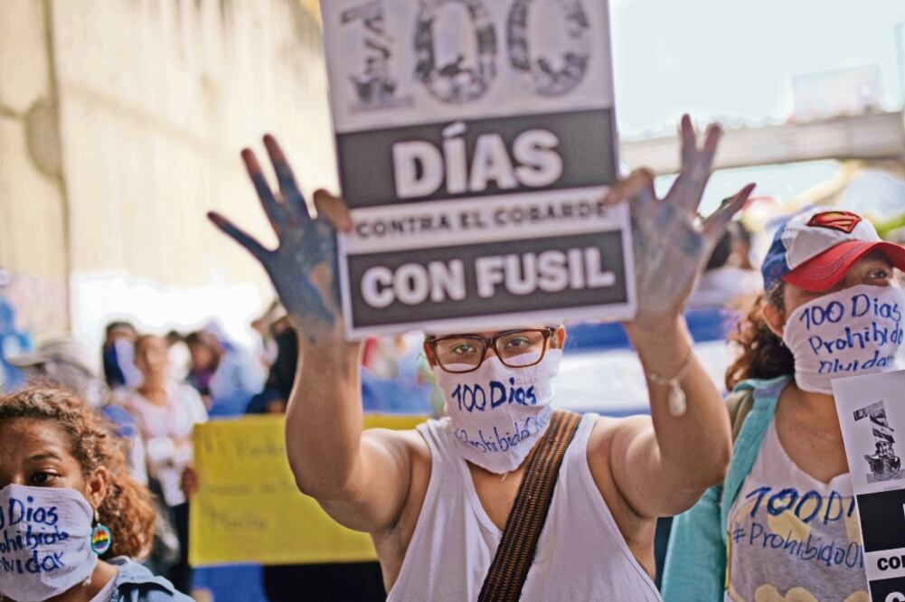 Una joven nicaraguense sostiene un letrero en el que conmemora los 100 días de protestas contra el gobierno del presidente Daniel Ortega, ayer en Nicaragua. (MARVIN RECINOS. AFP)