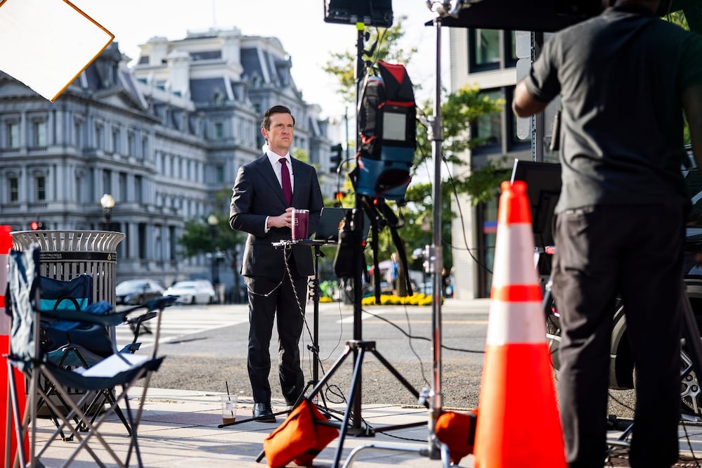 Vaugh Hillyard, periodista de MS NOW, afuera de la Casa Blanca, después de que el presidente Donald Trump vetara el acceso de la cadena, igual que a CNN y Politico. FOTO: EFE