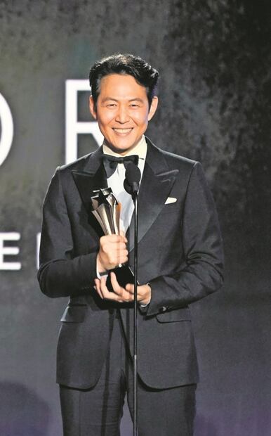 Famosos reciben premio, celebran y piden por Ucrania