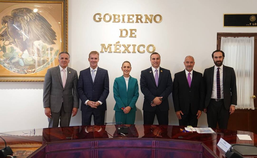 La presidenta Claudia Sheinbaum Pardo informó que este miércoles recibió en Palacio Nacional a Keith Creel, presidente y director ejecutivo de Canadian Pacific Kansas City, empresa que cuenta con vías desde México hasta Canadá. Foto: Tomada de la cuenta de X de @Claudiashein