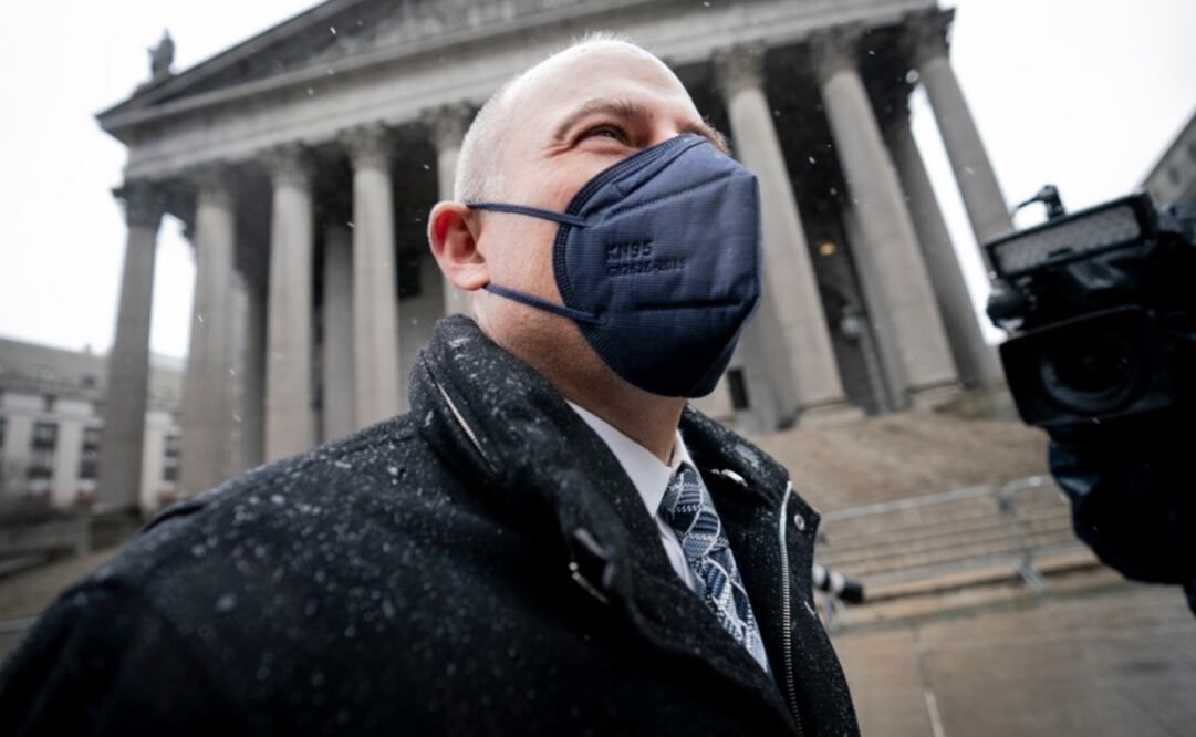 Michael Avenatti sale de la corte federal con miembros de los medios de comunicación, en Nueva York. Foto: AP