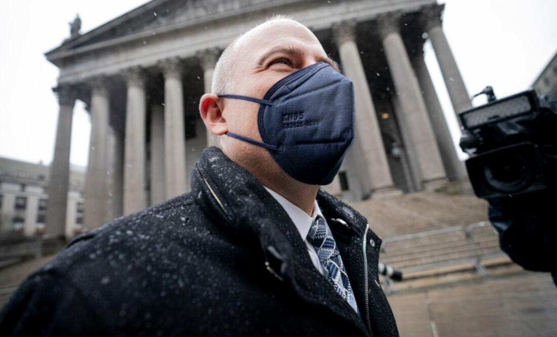 Michael Avenatti sale de la corte federal con miembros de los medios de comunicación, en Nueva York.  Foto: AP