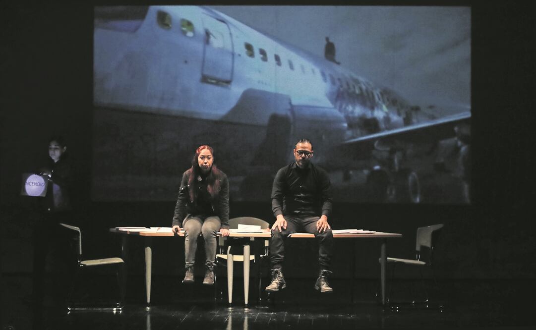 Bitácora del atentado es una experiencia que une instalación, teatro y perfomance como resultado de la investigación sobre el incendio del Boeing B 727-200, que era uno de los sitios que la compañía de teatro intervenía para convertirlo en espacio de convivencia para una sociedad que vive la violencia. Foto: Fernanda Rojas / EL UNIVERSAL