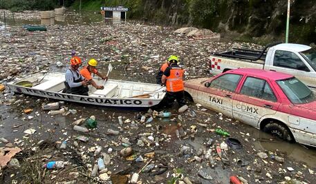 FOTOS: Así fue el rescate de autos atrapados en la presa Río Mixcoac tras lluvias del domingo