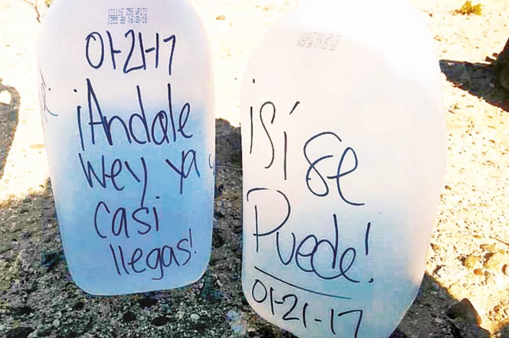 En los galones, los activistas proinmigrantes dejan leyendas para animar a qu ie n es buscan cruzar la frontera con Estados Unidos. FOTOS: CORTESÍA ÁNGELES DE LA FRONTERA