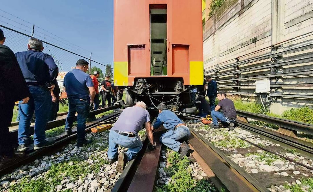 Técnicos de instalaciones fijas y material rodante reincorporaron el vagón a su posición en la vía. Foto: Especial