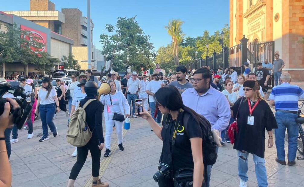 Al llegar a la explanada de Palacio de Gobierno del Estado, lanzaron consignas contra las autoridades estatales y federales.
Foto: Javier Cabrera Martínez