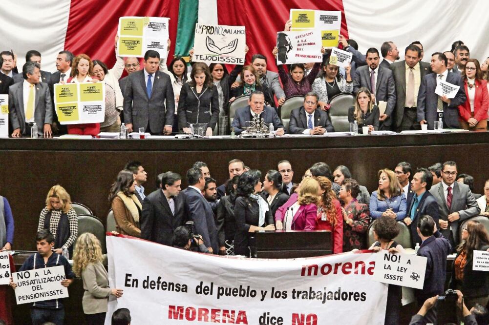 Legisladores de Morena y del PRD tomaron la tribuna del pleno en la Cámara de Diputados durante la sesión; se manifestaron en contra de dicha iniciativa (LUCÍA GODÍNEZ. EL UNIVERSAL)