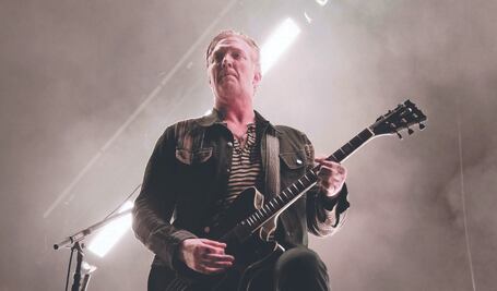 Queens of the Stone Age transforma el dolor en energía