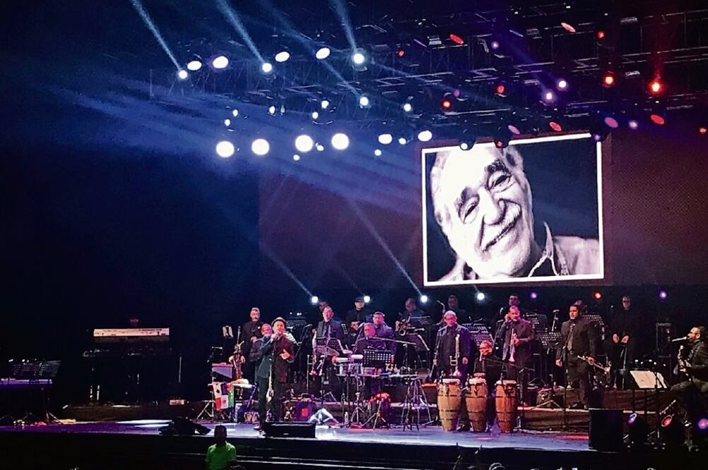 Al cantar “Todos vuelven” se proyectaron fotos de grandes artistras. Foto: HUMBERTO MONTOYA. EL UNIVERSAL