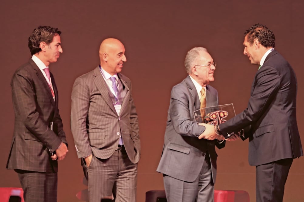 Durante el Foro Banorte Estrategia 2018, Javier Jiménez Espriú recibió un reconocimiento por parte de ejecutivos del grupo financiero. (JUAN CARLOS REYES. EL UNIVERSAL)