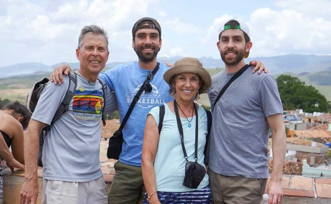 Patrick (al centro) con su familia (Foto: Especial)