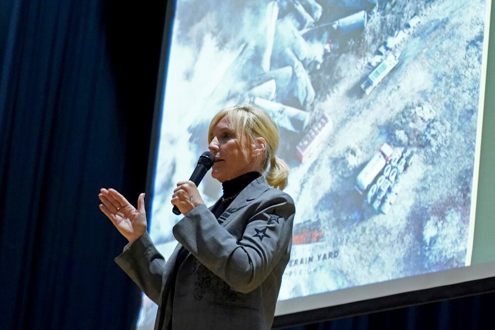 La activista Erin Brockovich habla durante una reunión en el ayuntamiento en East Palestine High School. Foto: AP