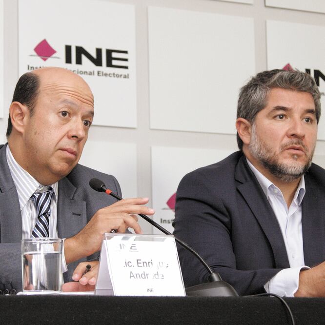 Enrique Andrade (izq.) dijo que el desarrollo del sistema del voto electrónico será contratado, pero que el INE garantizará su operatividad. ARCHIVO EL UNIVERSAL
