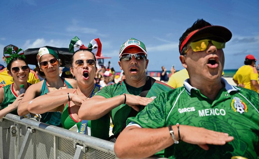 Mexicanos cantaron el Himno Nacional en Miami Beach, Florida. Foto: Chandan Khanna / AFP