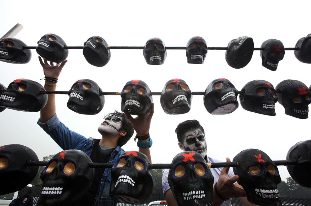 Estudiantes y profesores de la Universidad Nacional Autónoma de México (UNAM) iniciaron la instalación de la megaofrenda que en esta ocasión estará dedicada a José María Morelos y Pavón, en memoria de los 200 años de su fusilamiento. 