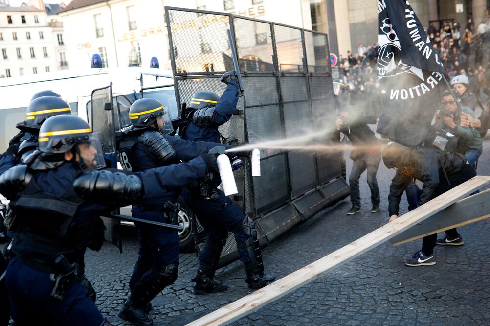En la manifestación se han registrado desperfectos materiales, pintadas y enfrentamientos con las fuerzas del orden, que han incluido el lanzamiento de objetos contundentes y petardos (Foto: AP)