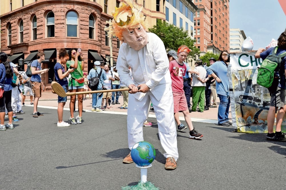 Manifestantes protestaron en abril pasado, en Washington, contra la política ambiental del presidente Donald Trump (REUTERS)