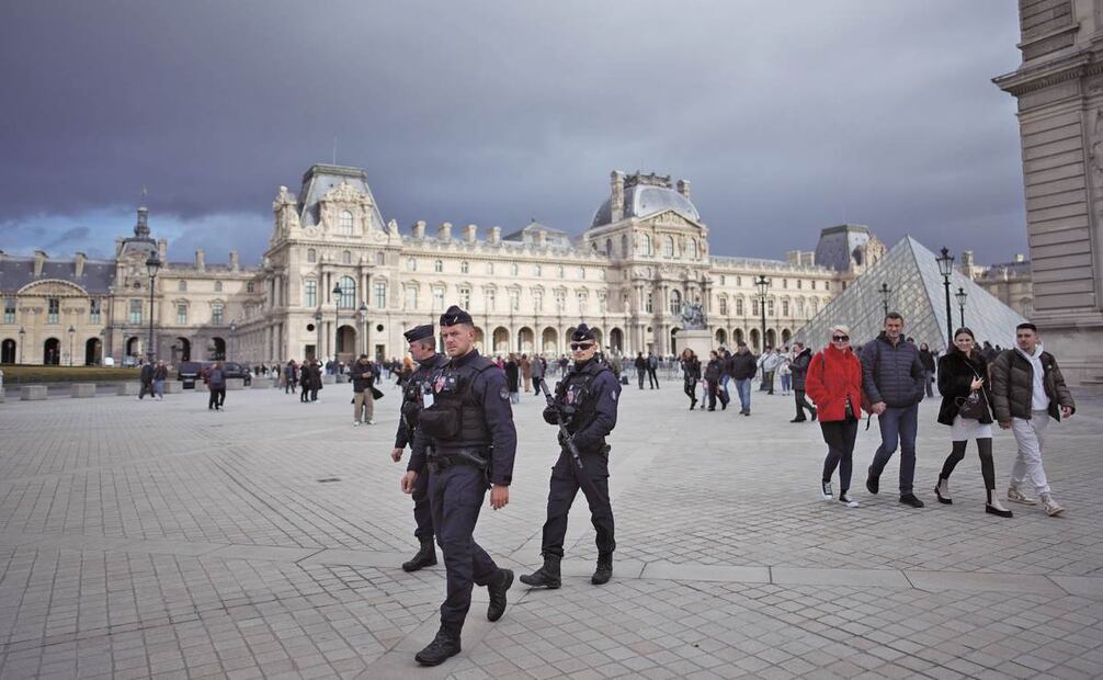 “Lo que ocurrió en el Louvre es uno de los mayores temores de los profesionales de los museos”, dicen los firmantes. Foto: Christophe Ena / AP