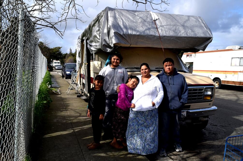 A unas millas de la Universidad de Stanford, (ubicada en la opulenta zona de Palo Alto, California) se encuentra una ciudad menos próspera llamada East Palo Alto a donde puedes llegar caminando o en carro por la avenida “University”. 