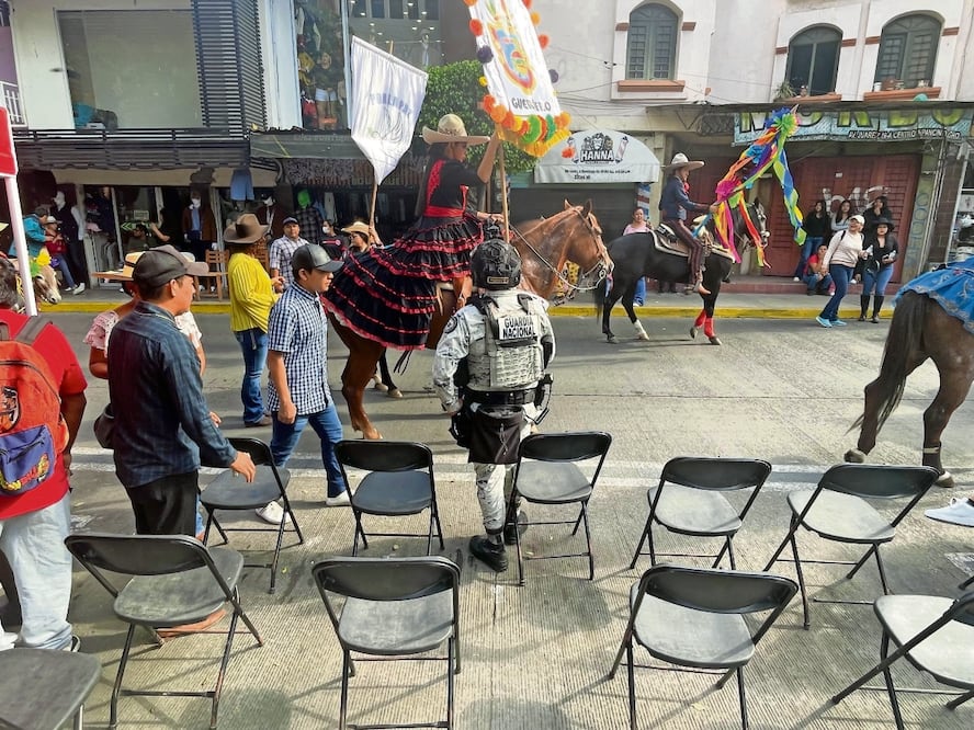 A diferencia de otros años, en esta ocasión pocas personas salieron a ver el desfile, tampoco hubo
alcohol, pero sí mucha GN. Foto: Arturo de Dios Palma / EL UNIVERSAL