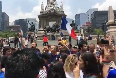 Franceses festejan en el Ángel de la Independencia