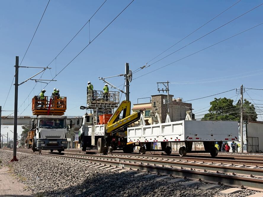Ayer, entre las estaciones Los Agaves y Teyahualco, se vio a ingenieros con maquinaria especializada, terminando de instalar las catenarias. Foto: de ARTURO CONTRERAS. EL UNIVERSAL