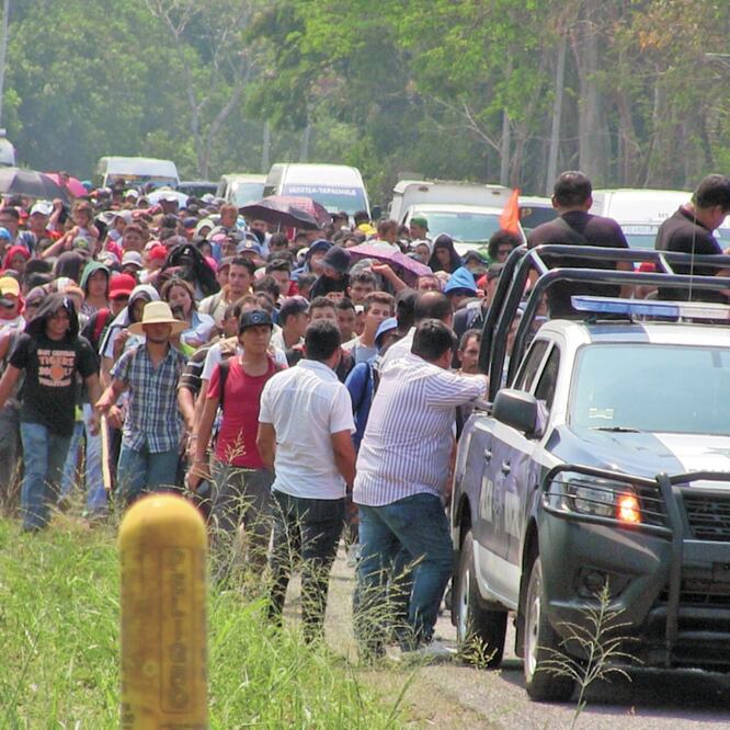 La caminata inició a las 4:00 de la madrugada, partiendo del parque central Miguel Hidalgo, tras orar para que les vaya bien en el camino. Avanzaron con pancartas de agradecimiento a los mexicanos y custodiados por policías federales. MARÍA DE JESÚS PETE 