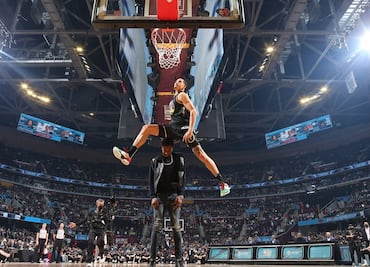 Juan Toscano aparece en el concurso de clavadas con vestimenta mexicana