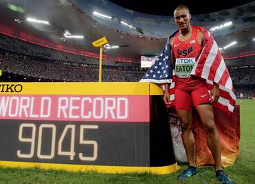 Eaton bate récord mundial de decatlón en Beijing