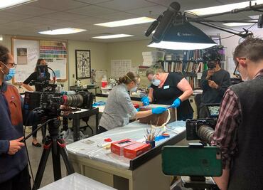 Hallan libros, municiones y dinero en cápsula del tiempo enterrada hace 130 años en EU