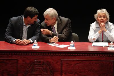 AMLO llega a sede de foros para pacificación