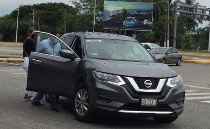 Félix Salgado corre para alcanzar y saludar a AMLO en Acapulco