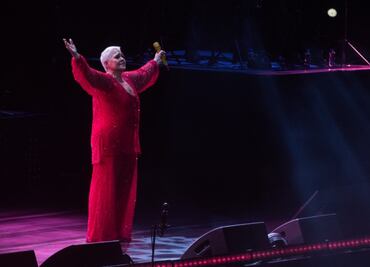 Lupita D'Alessio regresó a los escenarios con exitosa presentación