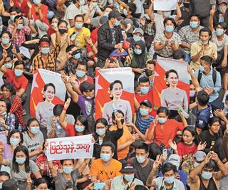 “¡Abajo la dictadura!”: bloqueo de internet no apaga indignación birmana