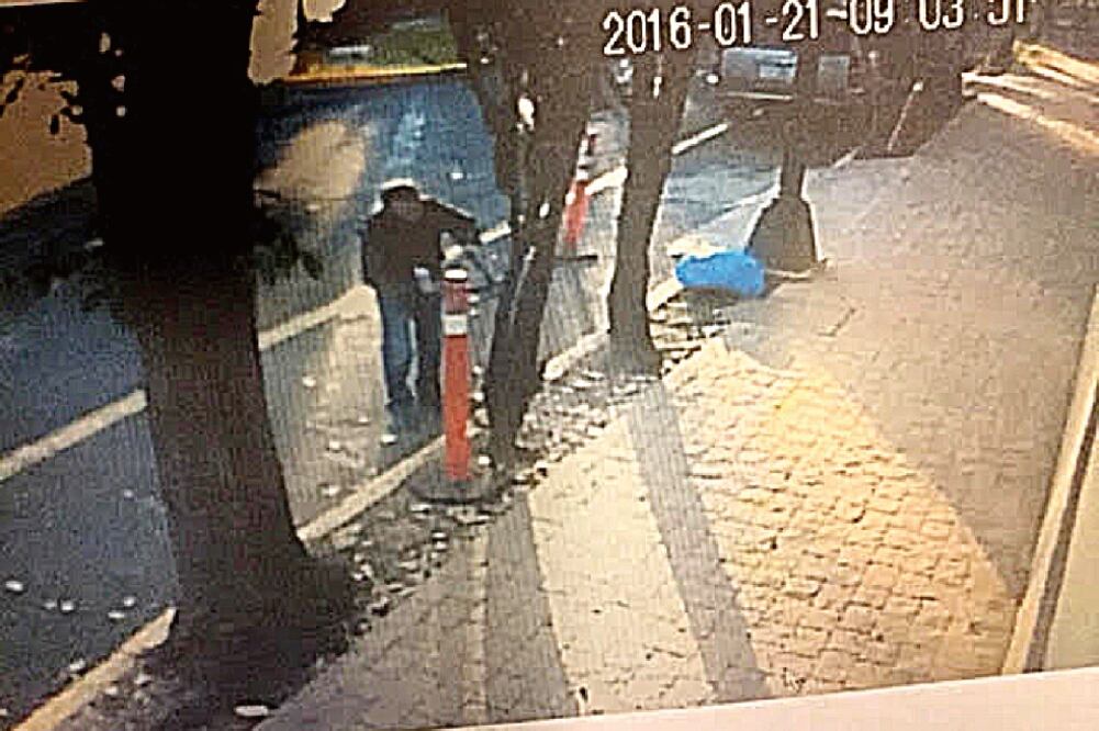 La sede diplomática envió una fotografía en la que se observa a Arne aus den Ruthen retirando trafitambos con los que se apartaban espacios (FOTO TOMADA DE VIDEO)