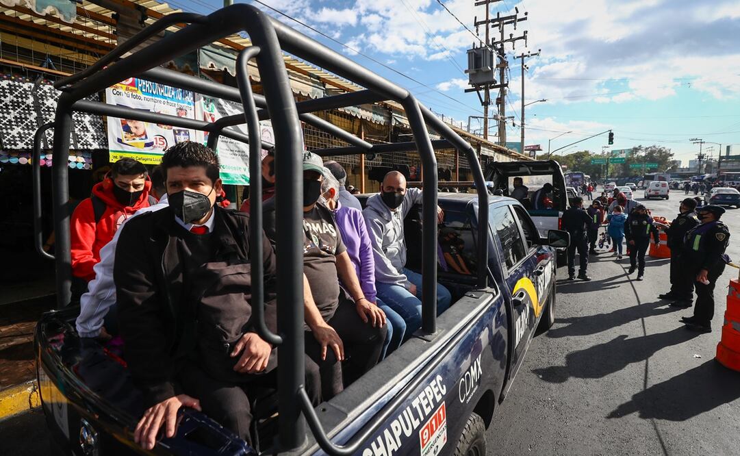 Usuarios del Metro tuvieron que ser transportados en camionetas de la Secretaría de Seguridad Ciudadana de la CDMX. Fotos: Diego Simón. EL UNIVERSAL