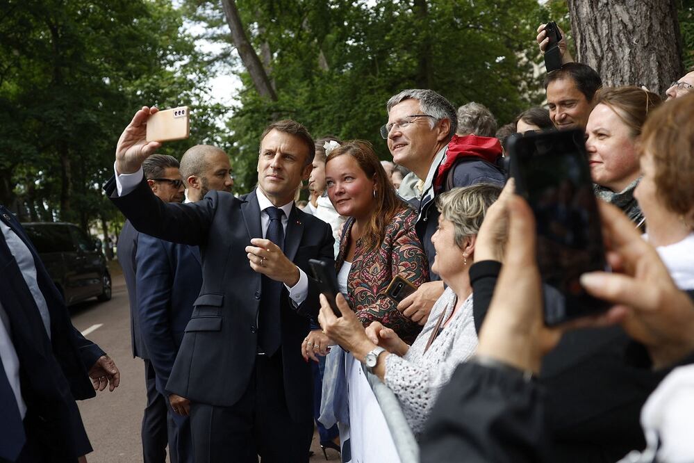 El presidente Emmanuel Macron, se toma una selfie con simpatizantes. FOTO: AFP