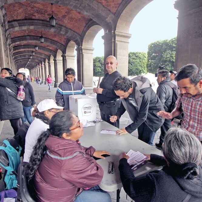 La consulta ciudadana impulsada por el presidente electo, Andrés Manuel López Obrador, para definir el futuro del nuevo aeropuerto, continuó ayer en diversas partes, por ejemplo, en el Centro de la Ciudad de México. Foto: CARLOS MEJÍA. EL UNIVERSAL