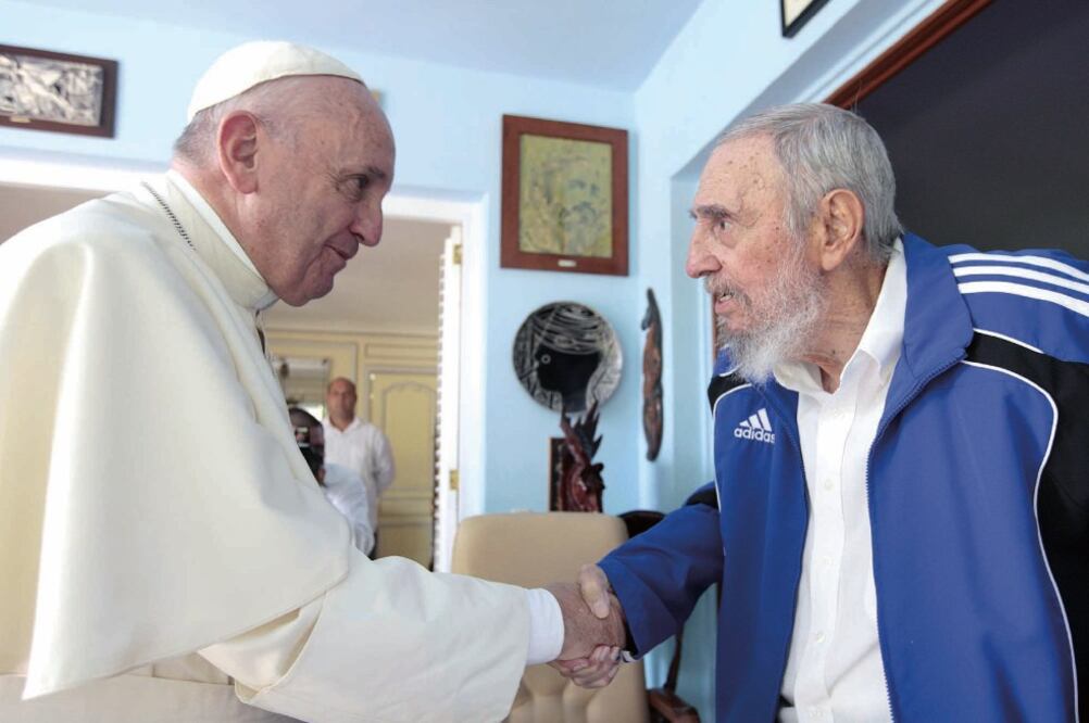 Francisco y Fidel intercambian libros