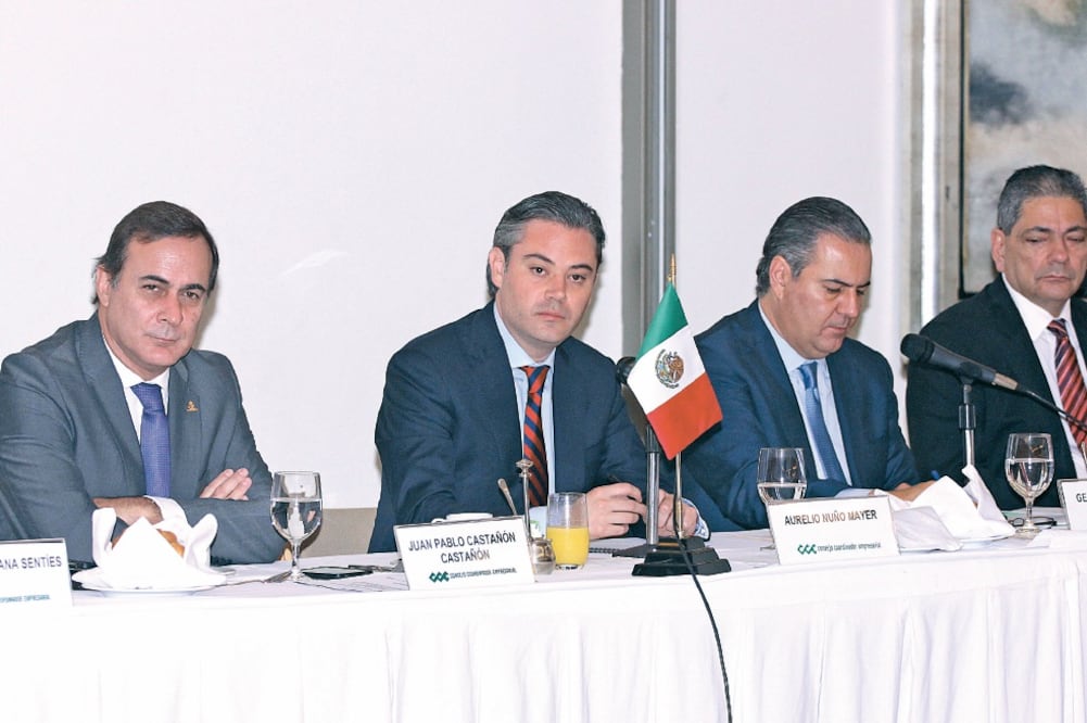 El secretario de Educación Pública, Aurelio Nuño (segundo de izq. a der.), sostuvo un encuentro con dirigentes empresariales en el Club de Industriales. Hablaron sobre qué hacer para reducir la deserción (ESTEBAN LÓPEZ. EL UNIVERSAL)