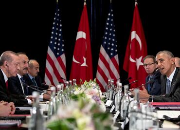 Barack Obama insta a Erdogan a acabar con el EI
